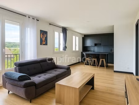 maison 103 m2  2 chambres  jardin 806m2  sous-sol total garage 2 voitures