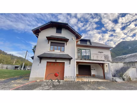 maison familliale de 265 m2  sur un terrain d'eviron 1200 m2