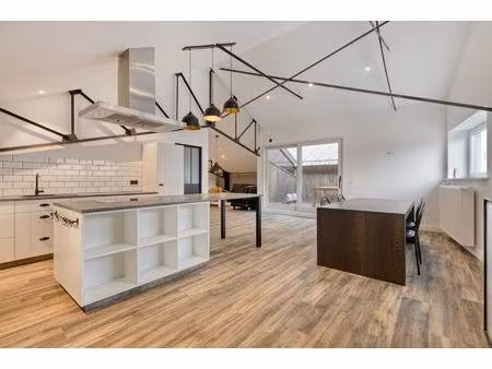 recent vernieuwde loods met bovenliggend luxe appartement !