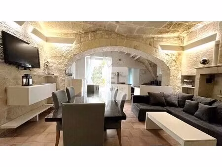 surprenante et insolite maison troglodyte dans les alpilles