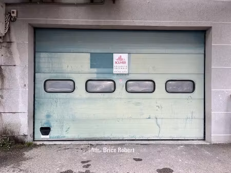 a vendre ou à louer - local d'activités disposant de bureaux aménagés en rdc dans un parc 