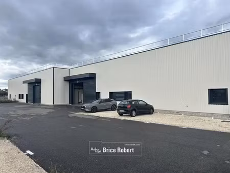 a vendre - local d'activités avec bureaux aménagés et mezzanine brute - granieu