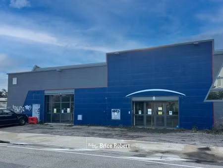 a louer - local d'activités idéalement situé intramuros et comportant des bureaux climatis