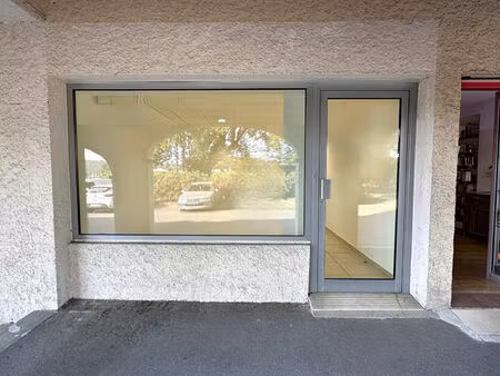 local commercial 33 m² récent avec parking