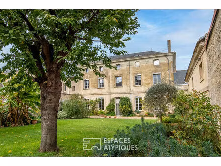 maison de maître du xviie au charme ancien et jardin secret