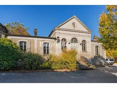 en bourgogne  dans le centre historique de joigny  un ancien tribunal de commerce du 19e..