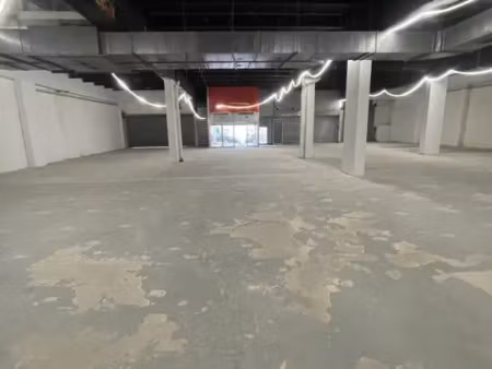 local commercial situé au pied du tram t1 asnières quatre rout