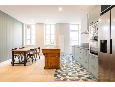 authentique maison de village à l'adresse remarquable