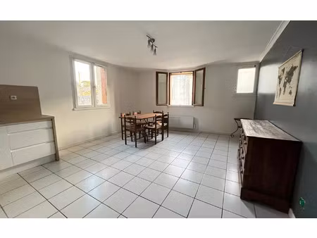 location appartement  m² t-3 à marsillargues  680 €