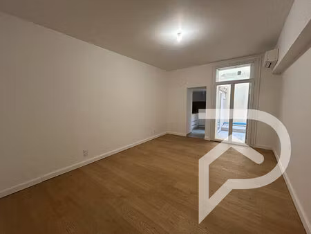 hyper centre dans rue piétonne avec terrasse et ascenseur à sète 56m2