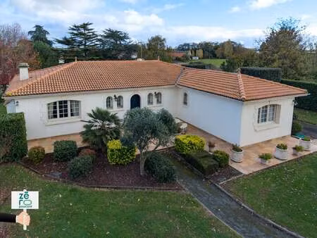 vente maison aux magnils-reigniers (85400) : à vendre / 174m² les magnils-reigniers