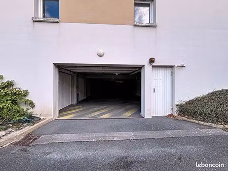 parking/box 17 m² plerin