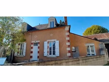 maison de bourg de plain-pied de 70 m2  2 chambres  garage  cour fermée