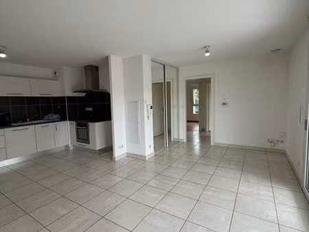 à louer – appartement t3 de 60 m² + terrasse 15 m² – garage & cave – essert (90850)