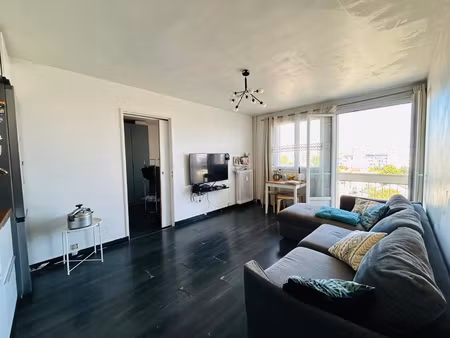 ** appartement 3 pieces en face du metro ligne 11 **