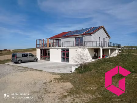 maison avec grand sous-sol sur terrain de 3320 m2.