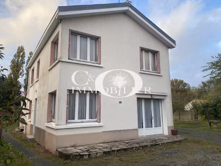 maison spacieuse sur grand terrain de bourg avec dépendances