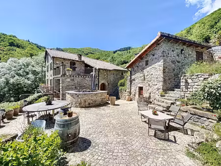 demeure de caractère de 330m2 rénovés avec 6 chambres  2 6 ha de terrain  piscine et vue..