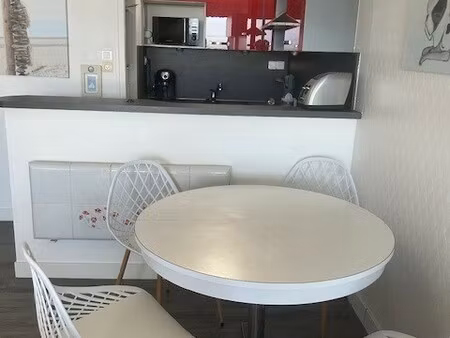 beau studio meublé face mer avec ascenseur