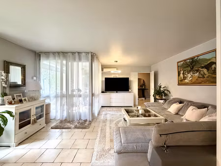 appartement 4 pièces avec balcon et parking proche rer b et futur métro 16