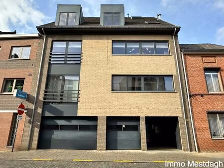 ruim gelijkvloers appartement met tuin en autostaanplaats.