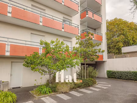 appartement t3 75 11 m2 + garage fermé + place de parking