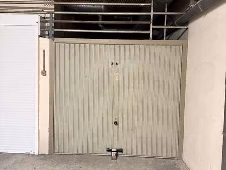 vente garage et parking à fréjus (83370) : à vendre / 16m² fréjus