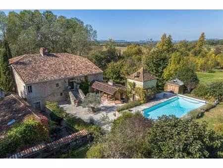 charmante maison forte alliant élégance d'époque et confort moderne