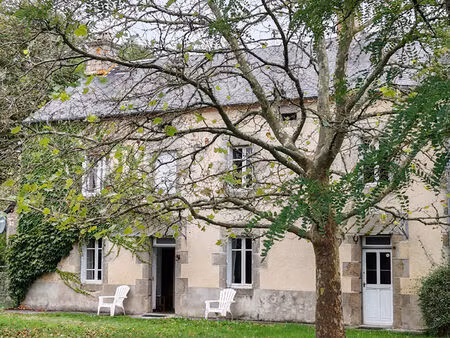 maison en pierres avec trois chambres habitable   une grande grange est amenagee en habita