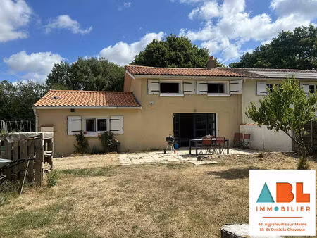 en village  maison en pierres avec 2 chambres