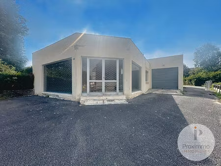 a louer local avec bureaux et stockage emplacement interressant questembert morbihan breta