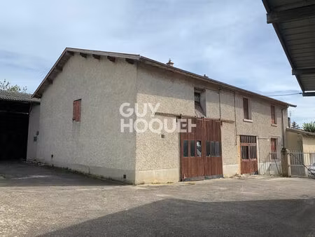 ensemble immobilier comprenant ancienne ferme  nombreuses dépendances et terrain