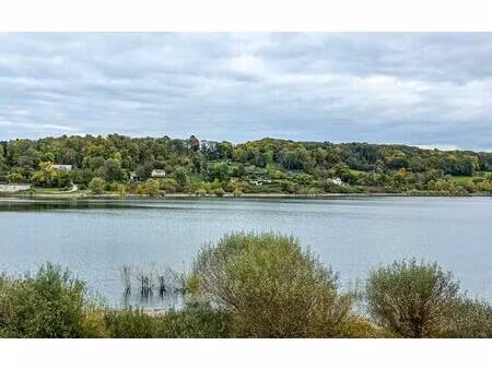 une maison familiale face au lac