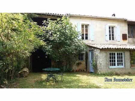 située à proximité du lac de montbel