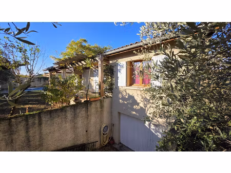 maison avec piscine  sous-sol complet et double garage.