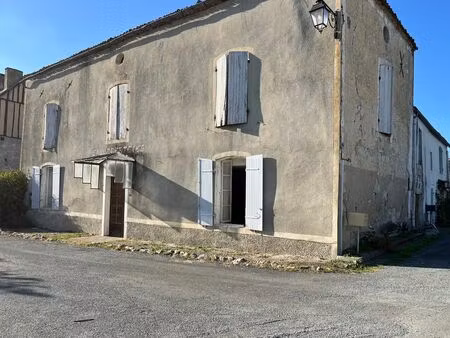 dans un joli village de dordogne  maison en pierre à rénover  grande surface habitable