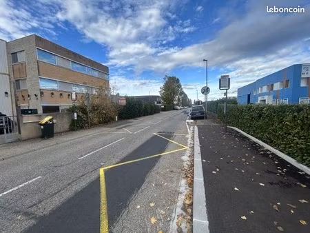 local industriel 1 600 m²