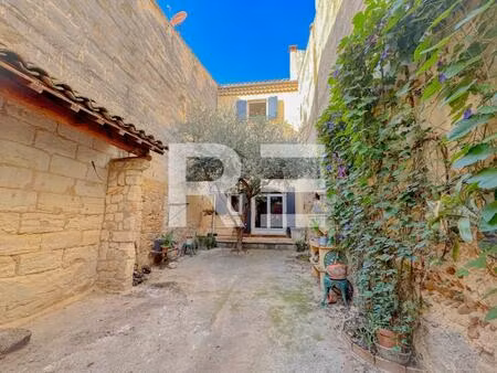 a vendre maison de village avec exterieur sur saint-gilles