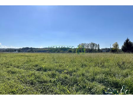 terrain plat et ensoleillé à quelques minutes de sauveterre-