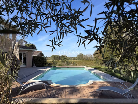 maison familiale avec piscine  grand jardin et vue dégagée