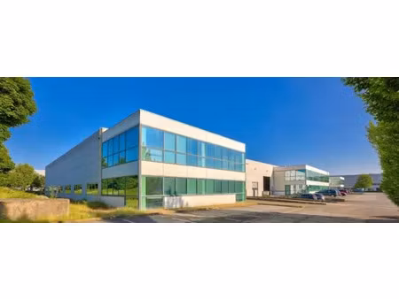 à louer : local d'activité avec bureaux à chilly-mazarin