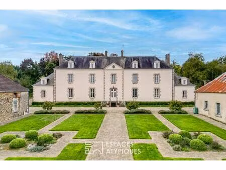 grande demeure de prestige au coeur de son parc forestier