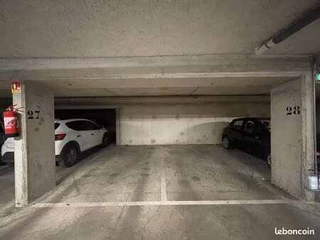 parking/box combs la ville