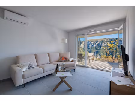 très beau 3 pièces de 66 m² avec terrasse de 14 m²  un double stationnement et une cave