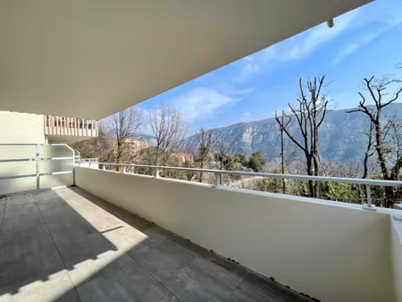 très beau 3 pièces de 72 m² avec terrasse de 21 m²  un double stationnement et une cave