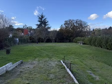 terrain constructible – 990 m² – saint-martin-du-tertre (proximité sens)