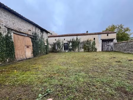vente maison 5 pièces 300 m² à la rochefoucauld (16110)  66 780 €