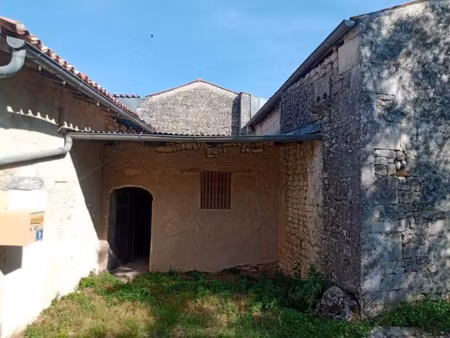 vente maison 5 pièces 160 m² à jonzac (17500)  93 415 €