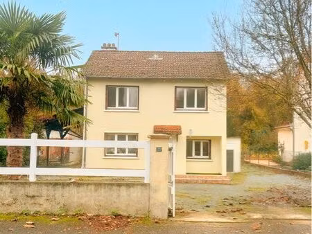 maison 3 chambres + combles aménagés et grand garage / 700m2 terrain