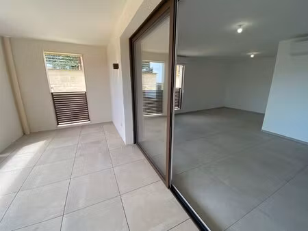 castries - bel appartement récent type 3 avec terrasse et garages